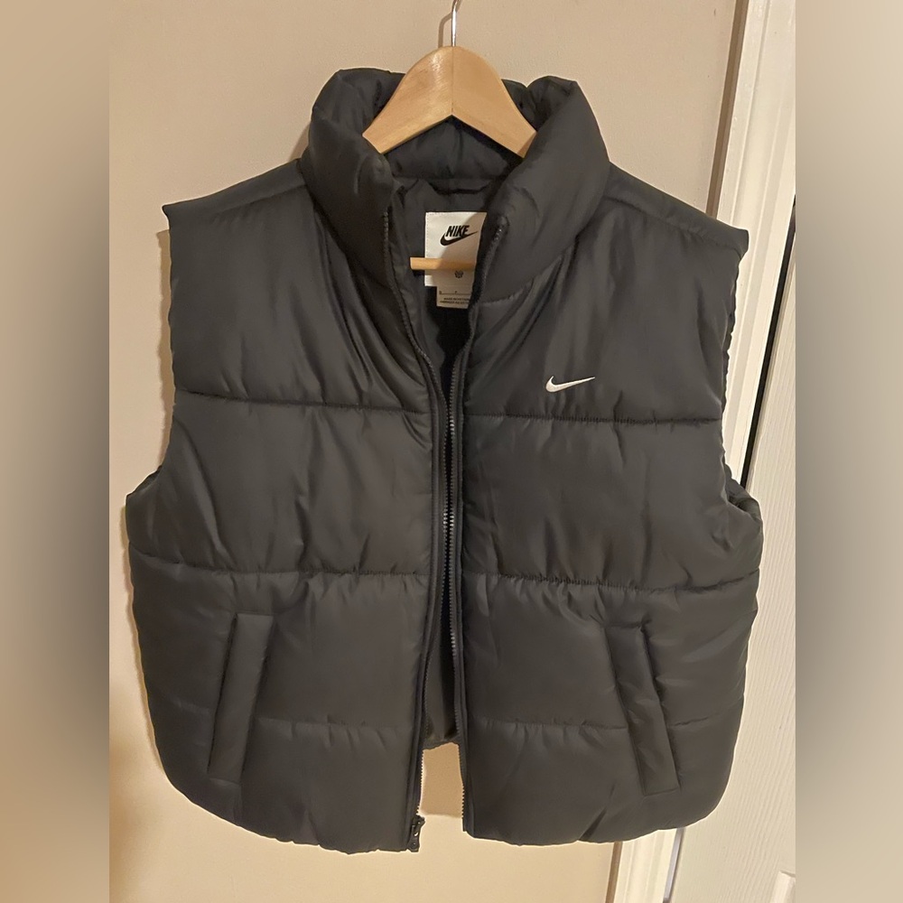 Nike women's therma fit loose puffer vest. size small. black. - Picture 4 of 7